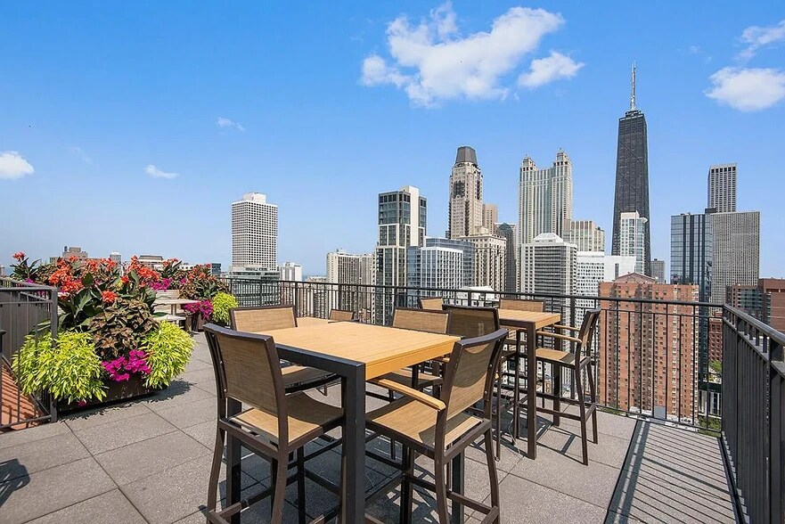 Building Photo - 10 E Delaware Pl