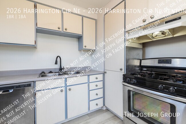 Building Photo - 2026 Harrington Cir NE