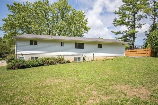 Building Photo - 601 Broce Dr