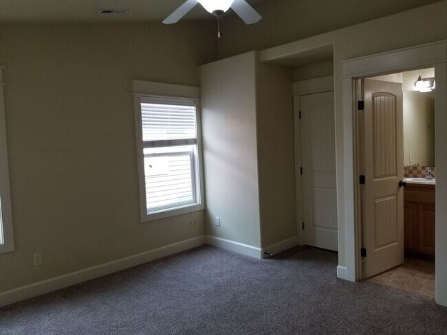 Building Photo - Great Southeast Boise Location!