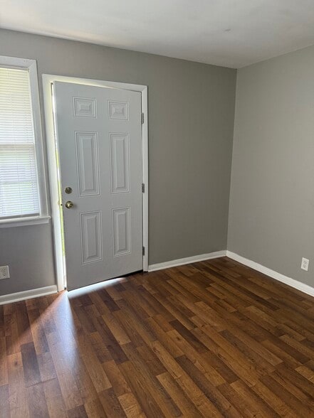 Building Photo - 350 Foxglove Dr