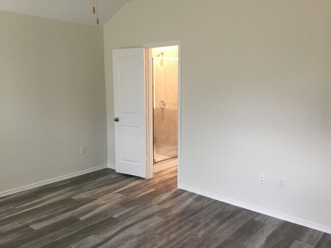 Building Photo - 5900 Bell Tower Ln