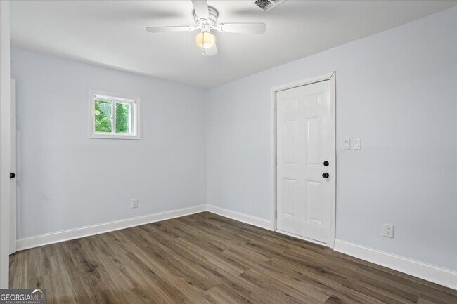 Building Photo - 2223 Columbia Dr