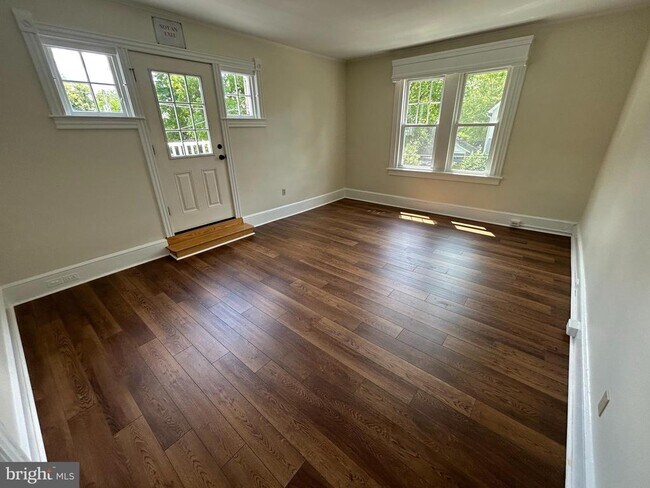 Building Photo - 209 Grayling Ave