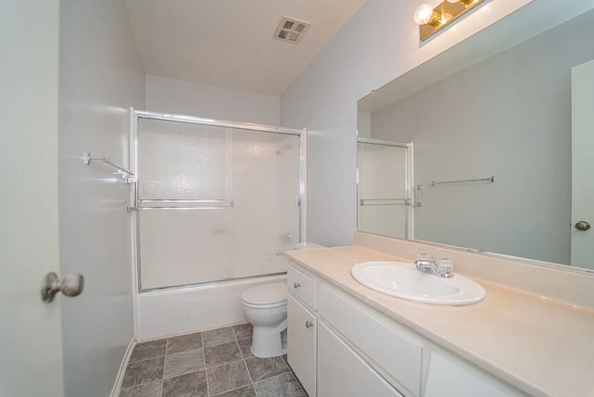 Building Photo - Beautiful 4 Bd Townhouse
