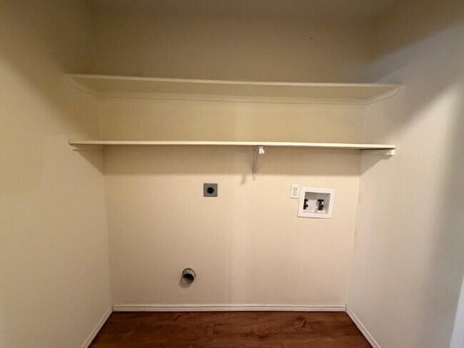Building Photo - Duplex Located Between 98th & Indiana With Basement!