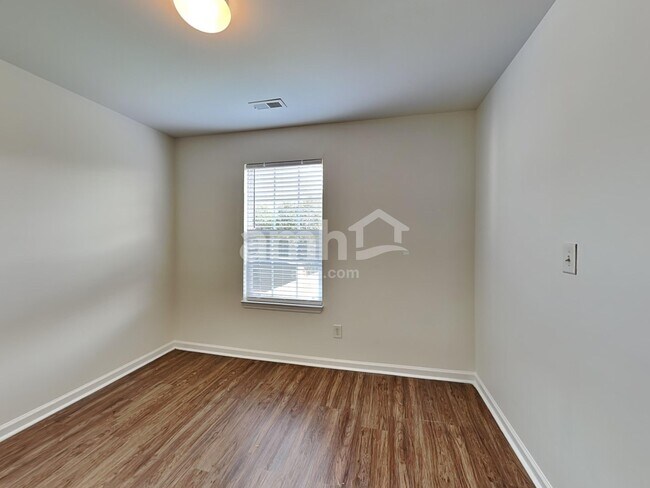 Building Photo - 1749 E Ridge Heights Dr