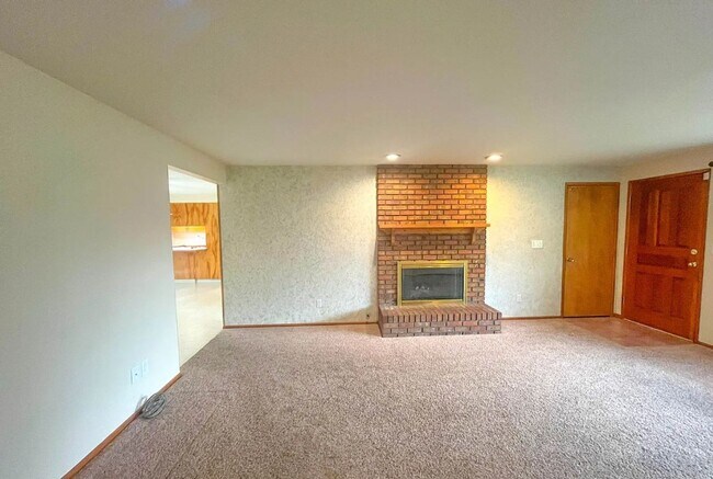 Building Photo - 15560 SE Thorville Ave