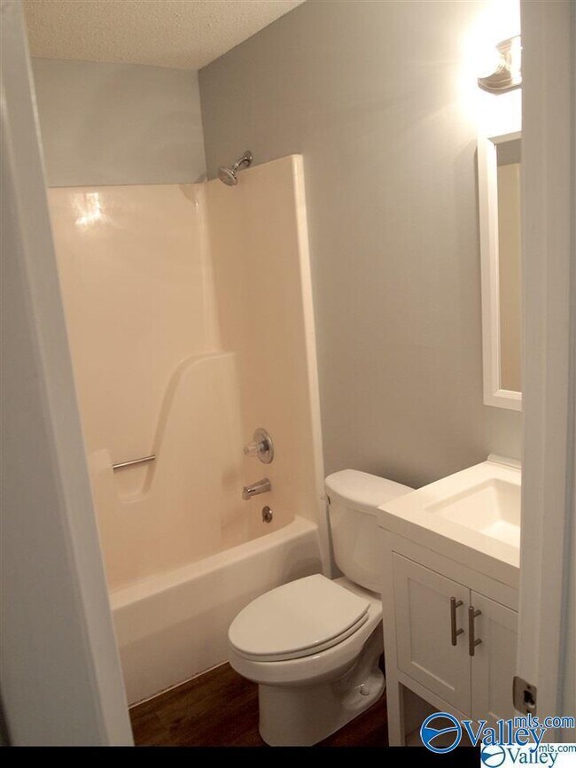 Building Photo - 104 Woodlawn Dr