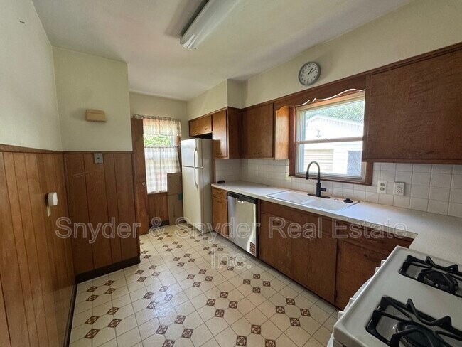 Building Photo - 349 St Leger Ave