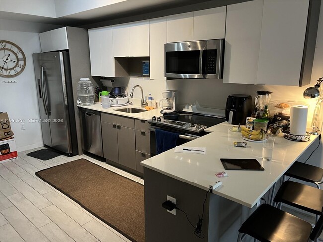 Building Photo - 321 NE 26th St