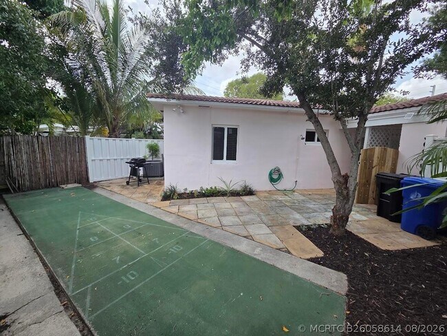 Building Photo - 1152 Bayview Dr