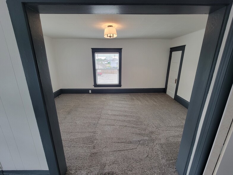 Family Room - 607 Manchester St