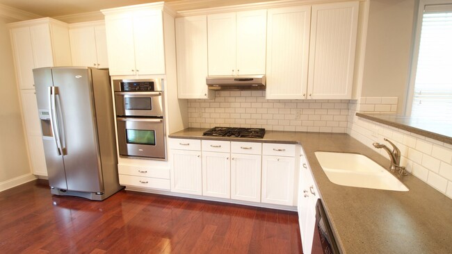 Building Photo - Breathtaking 2 Bd/2.5 Baths End-Unit Townh...