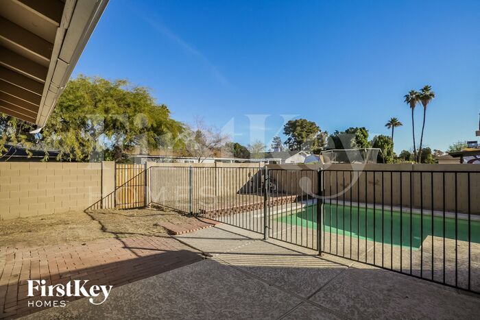 Building Photo - 402 E Dunbar Dr