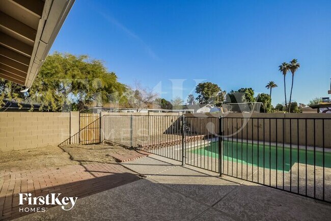 Building Photo - 402 E Dunbar Dr