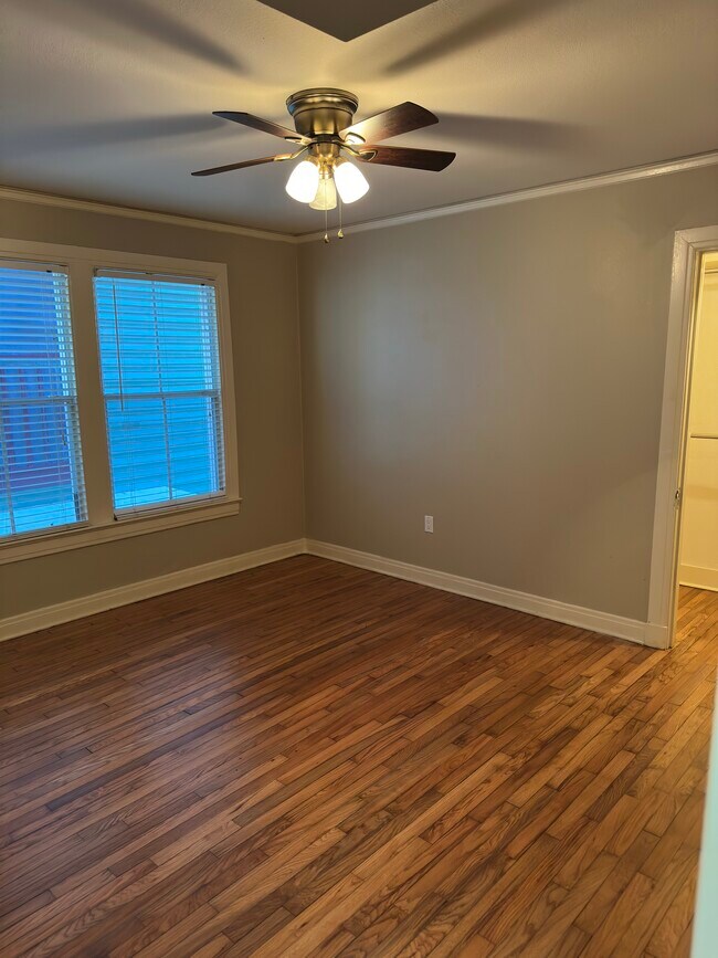 Building Photo - 906 N 6th St