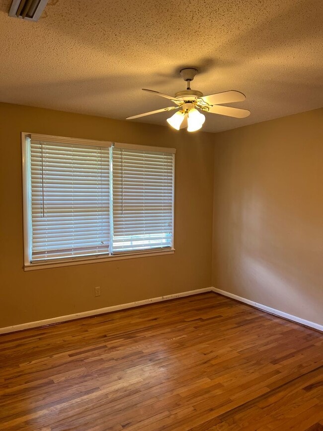 Building Photo - 110 Laurel Cir