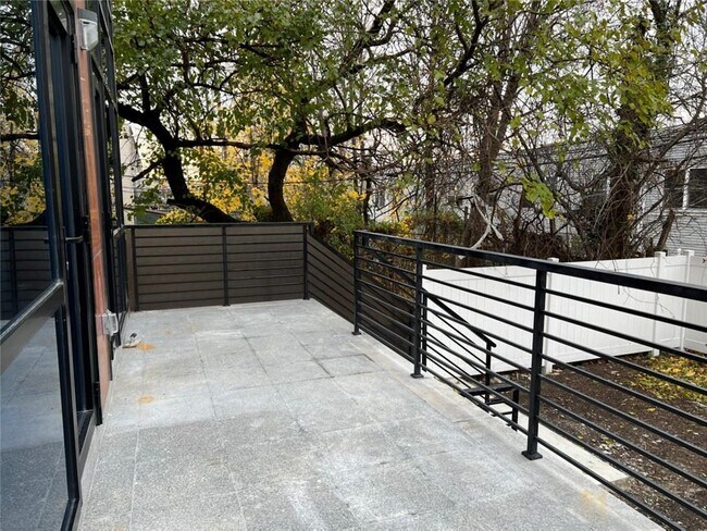Building Photo - 163 MacDougal St