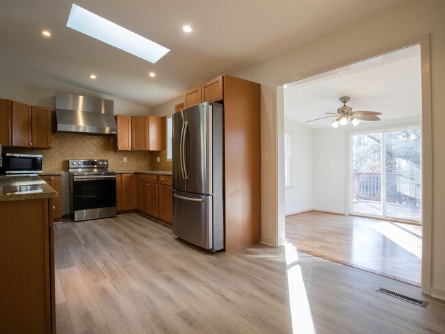 Building Photo - Move in ready 3 bedroom home