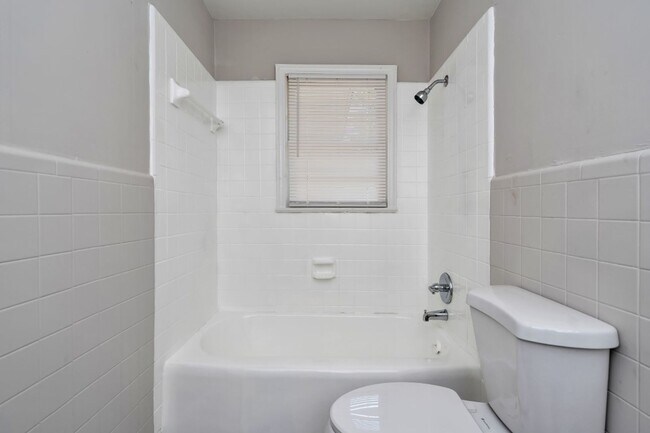 Building Photo - Comfort & Convenience in Northport – 4BR H...