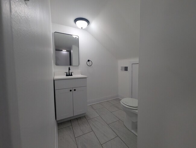 Building Photo - 1520 W Melrose St