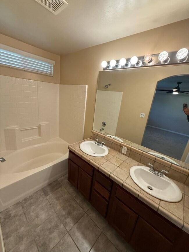 Building Photo - Charming 3-Bedroom Home in Southwest Bakersfield