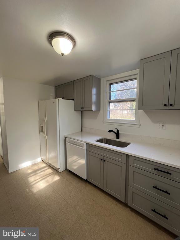 Building Photo - 1331 E Longview Dr