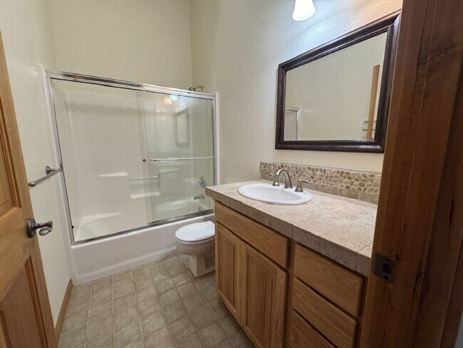 Building Photo - West Side location with amazing mountain views