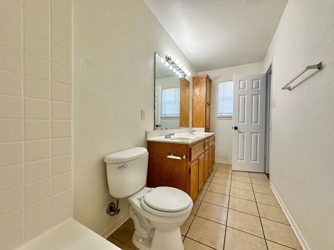 Building Photo - 2608 Seabiscuit Dr
