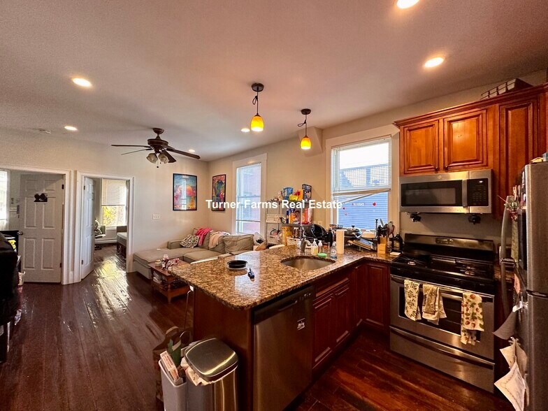 Building Photo - 717 Parker St