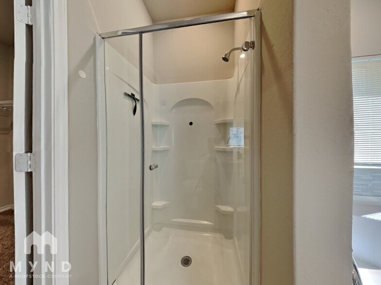 Building Photo - 6327 Sycamore Run