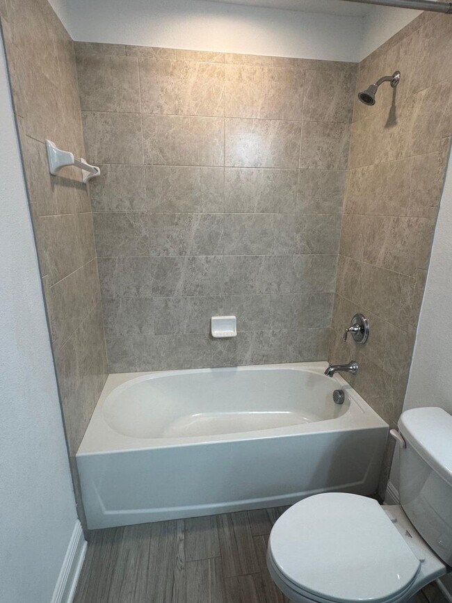 Building Photo - Spacious 5-Bedroom Riverview Home