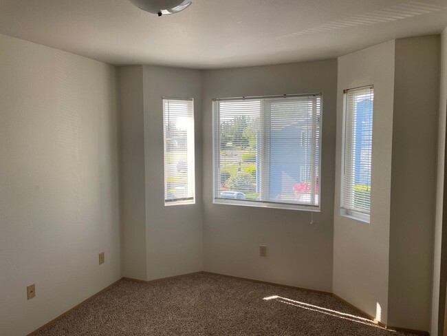 Building Photo - Oversized 3 Bedroom Condo Near NAS Whidbey...