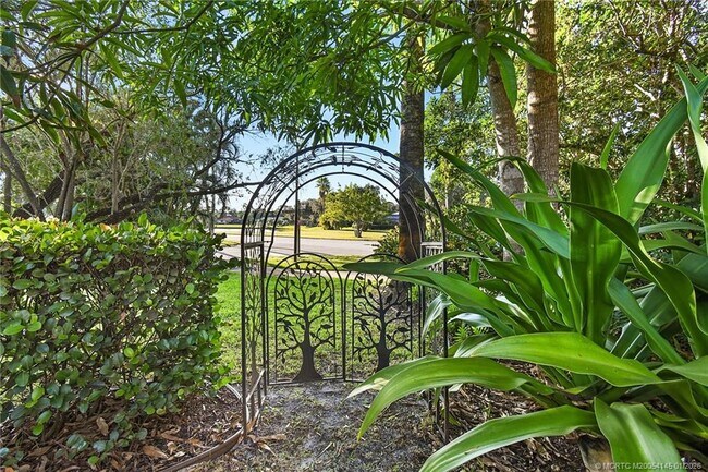 Building Photo - 2225 SW Creekside Dr