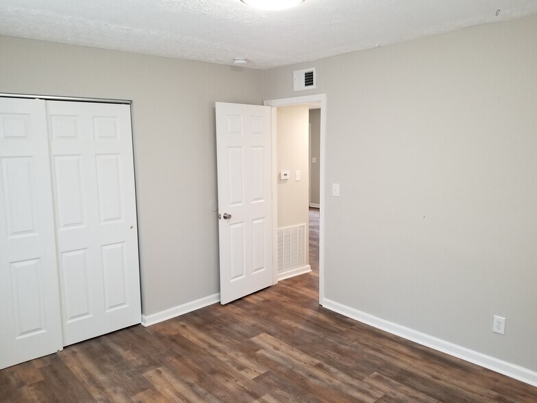 Building Photo - 924 Rarig Ave