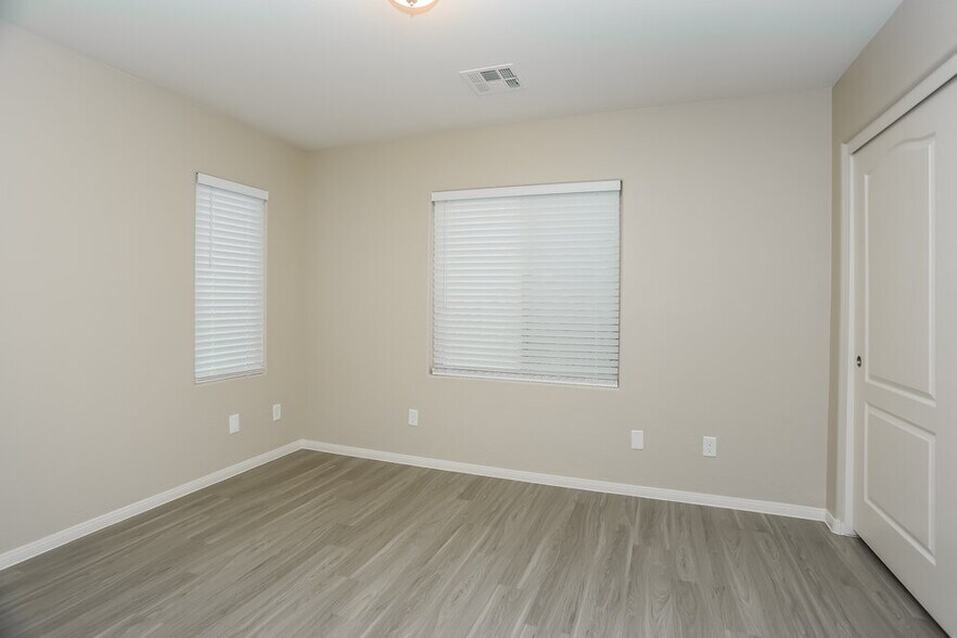 Building Photo - 10428 Yew Blossom Ave