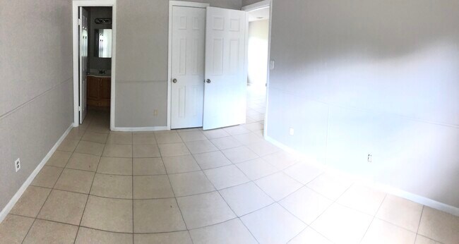 Building Photo - 2822 Central Dr