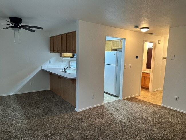 Building Photo - Convenient Beaverton Townhome!