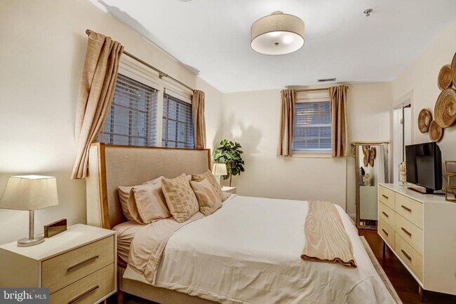 Building Photo - 3937 Davis Pl NW