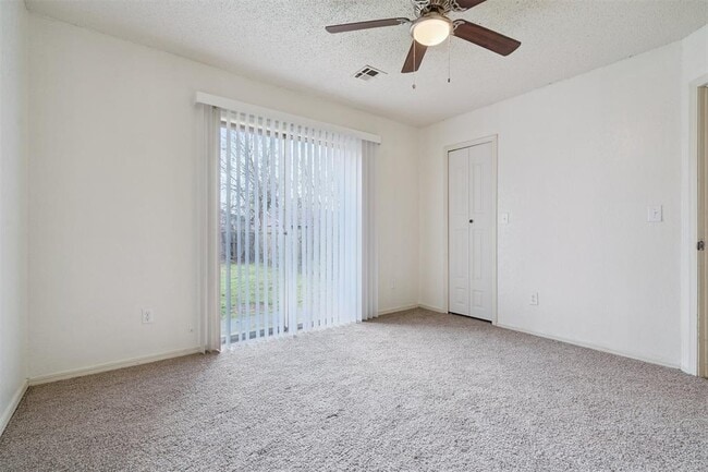 Building Photo - 6203 SE 47th St