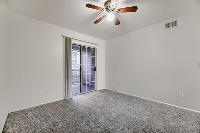 Building Photo - Updated 1 Bedroom Condo Near DTC Available Now