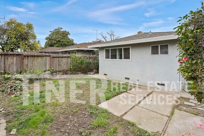 Building Photo - 2304 Villanova Cir