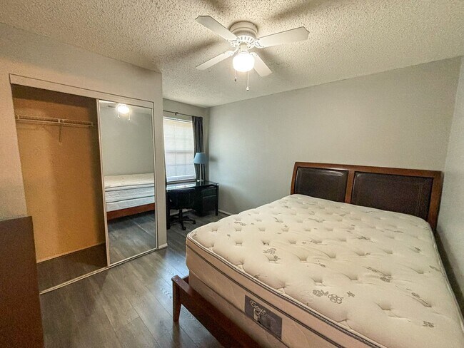 Building Photo - Windsor Park #317 - Pet Friendly!