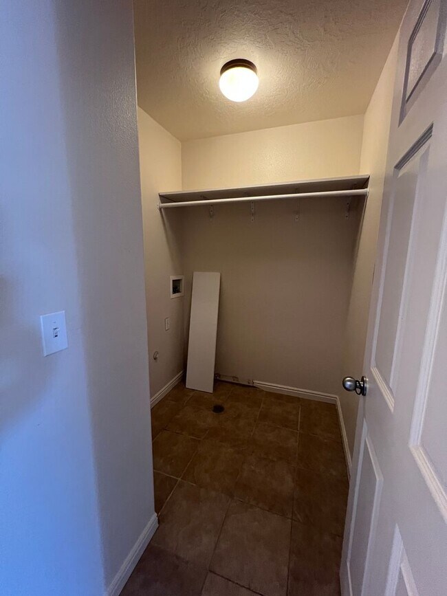 Building Photo - Oversized Townhome in Town!