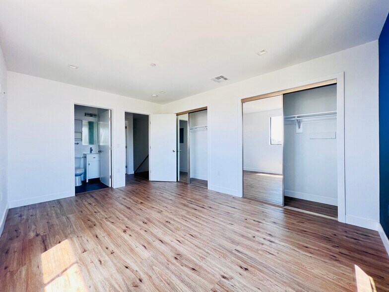 Building Photo - 4576 Oakwood Ave