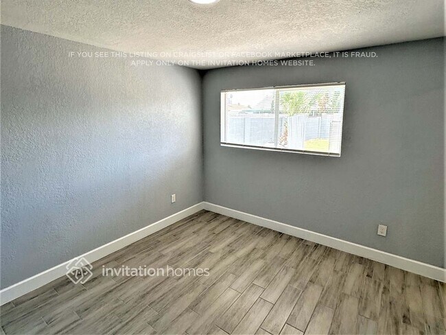 Building Photo - 3017 W Laurel Ln