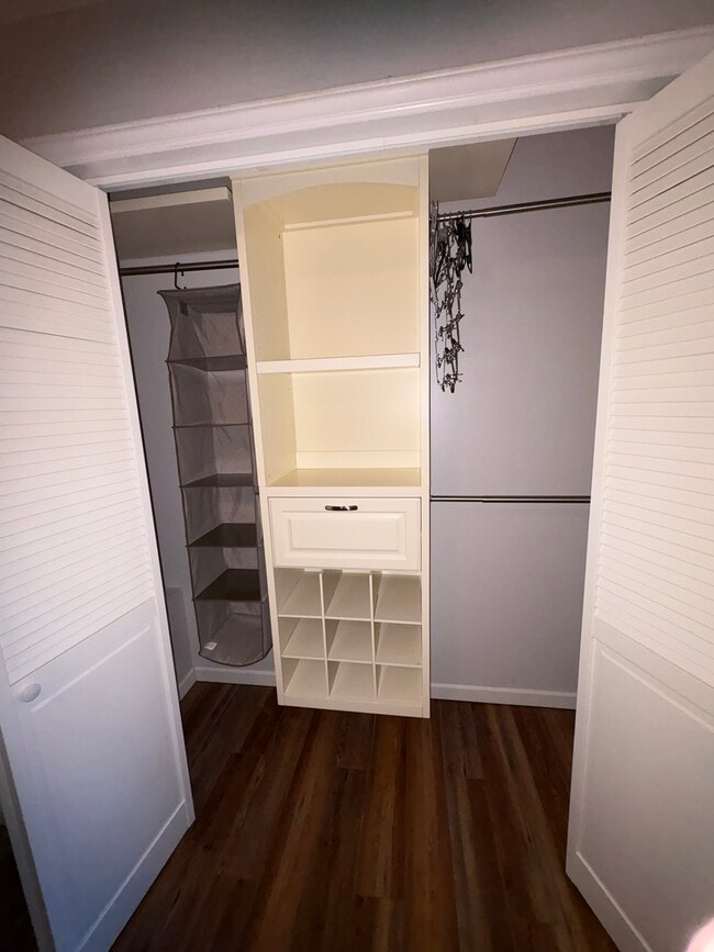 Building Photo - 901 James St