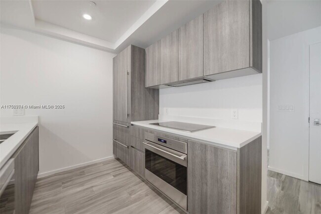 Building Photo - 801 S Miami Ave
