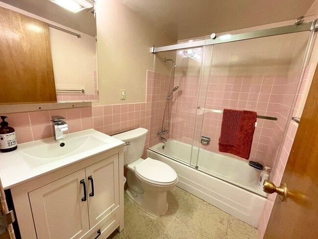 Building Photo - Charming lower level of home